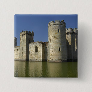 Bodiam Castle (1385), spiegelt sich im Burggraben, Button