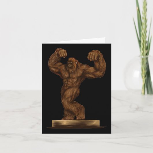 Body Builder Bigfoot Pose auf einer Bühne - Gym He Karte (Vorderseite)