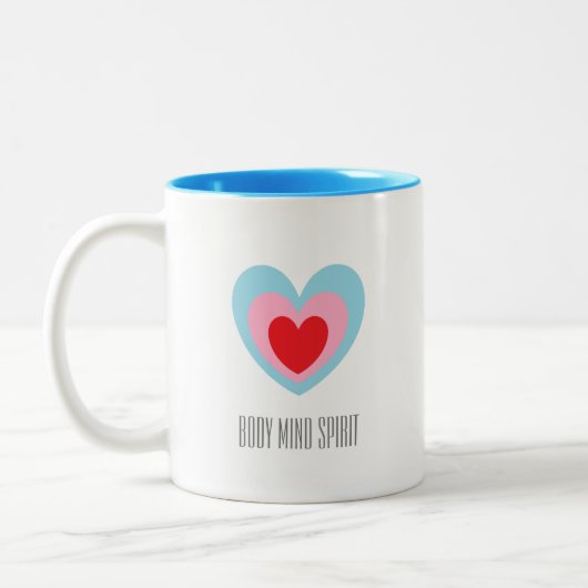 Body Mind Spirit Triple Heart Mit Monogramm Zweifarbige Tasse (Links)