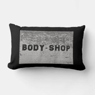Body Shop auf schwarz Lendenkissen