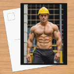 Bodybuilder Bauarbeiter | Postkarte<br><div class="desc">Schickt eine Touch der körperlichen Stärke und des Reizes eines Mannes oder fügt sie zu euren Sammlungen hinzu. Bauarbeiter Bodybuilder in schwarzen Hosen auf einer Postkarte gedruckt. Eine Postkarte mit einem männlichen Karosseriebilder, die für Fitness, Kraft, Disziplin und Hingabe zum inspirier und zur Motivation von Fitnessen-Enthusiasten steht. Dies kann auch...</div>