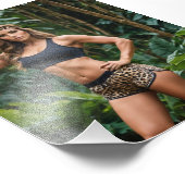 Bodybuilderin in Leopard Skin Amidst Fotodruck (Ecke)