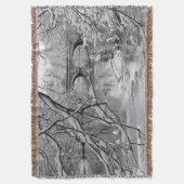 Bogen-Brücke über gefrorenem Fluss im Winter Decke (Vorderseite Vertikal)