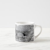 Bogen-Brücke über gefrorenem Fluss im Winter Espressotasse (Rechts)