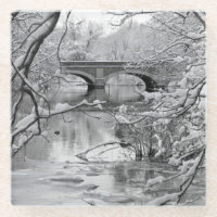 Bogen-Brücke über gefrorenem Fluss im Winter