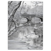 Bogen-Brücke über gefrorenem Fluss im Winter Klemmbrett (Rückseite)