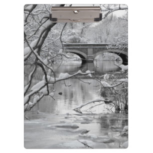 Bogen-Brücke über gefrorenem Fluss im Winter Klemmbrett