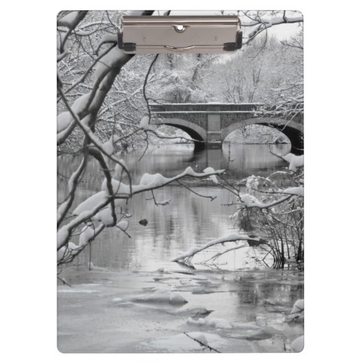 Bogen-Brücke über gefrorenem Fluss im Winter Klemmbrett (Vorderseite)