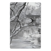 Bogen-Brücke über gefrorenem Fluss im Winter Mini Klemmbrett (Rückseite)