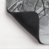 Bogen-Brücke über gefrorenem Fluss im Winter Mousepad (Ecke)