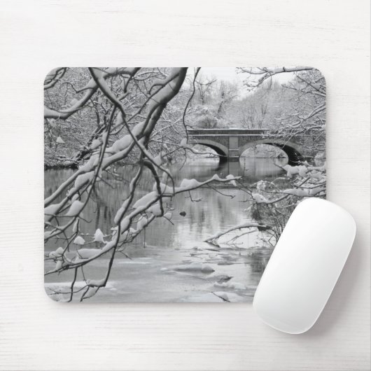 Bogen-Brücke über gefrorenem Fluss im Winter Mousepad (Mit Mouse)