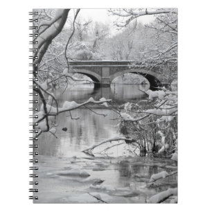 Bogen-Brücke über gefrorenem Fluss im Winter Notizblock