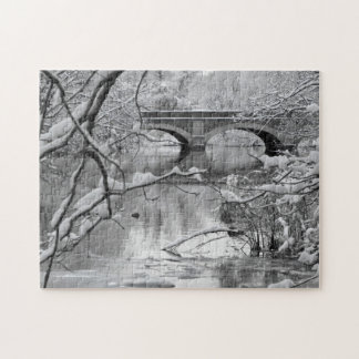 Bogen-Brücke über gefrorenem Fluss im Winter Puzzle