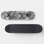 Bogen-Brücke über gefrorenem Fluss im Winter Skateboard (Horizontal)
