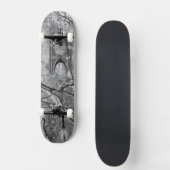Bogen-Brücke über gefrorenem Fluss im Winter Skateboard (Vorderseite)
