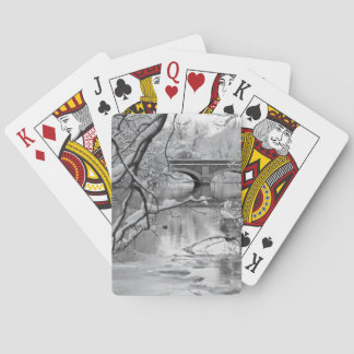 Bogen-Brücke über gefrorenem Fluss im Winter Spielkarten