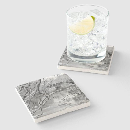 Bogen-Brücke über gefrorenem Fluss im Winter Steinuntersetzer (Seitenansicht)