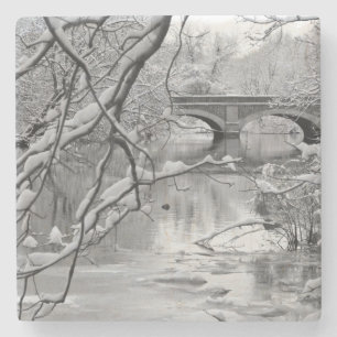 Bogen-Brücke über gefrorenem Fluss im Winter Steinuntersetzer