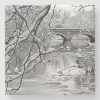 Bogen-Brücke über gefrorenem Fluss im Winter Steinuntersetzer