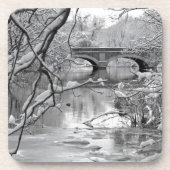 Bogen-Brücke über gefrorenem Fluss im Winter Untersetzer (Vorderseite)