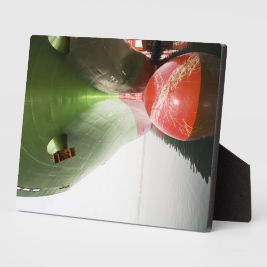 Bogen eines roten und grünen Frachtschiffs |Long B Fotoplatte (Seite)