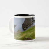 Bogen-Geigen-Felsen, Portknockie, Schottland Zweifarbige Tasse (Vorderseite Links)