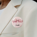 Bogen-Rosa-Namensschild Button<br><div class="desc">Ein weich rosa,  rosa Hintergrund. Mit einem großen Bogen dekoriert. Personalisieren Sie Ihren Namen und fügen Sie ihn hinzu. Schwarzes handgeschriebenes Stilskript.</div>
