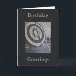 Bogenausrüstung Geburtstagsgruß Karte<br><div class="desc">Ein Foto von Vintagen Bogenschießgeräten,  einschließlich Bows,  Pfeile und Target,  das Löcher aus früheren Pfeilen zeigt,  die für Sport- und Bogenliebhaber besonders geeignet sind</div>