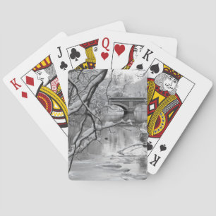 Bogenbrücke über den zugefrorenen Fluss im Winter Spielkarten