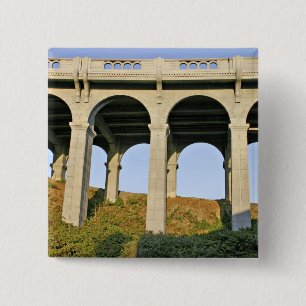 Bogenförmige Stützen der Patterson Memorial Bridge Button