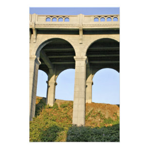 Bogenförmige Stützen der Patterson Memorial Bridge Fotodruck