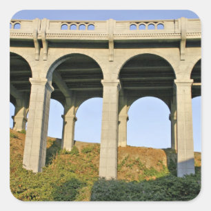 Bogenförmige Stützen der Patterson Memorial Bridge Quadratischer Aufkleber