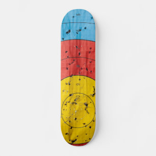 Bogenschießenziel nah oben mit vielen Pfeillöche Skateboard