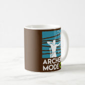 Bogenschießmodus Ein Compoundbogen-Schütze Kaffeetasse (VorderseiteRechts)