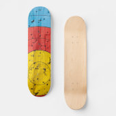 Bogenziel nah mit vielen Pfeillöchern Skateboard (Vorderseite)