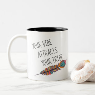 Bohemisch zieht Ihr Vibe Ihr Stamm-Zitat an Zweifarbige Tasse