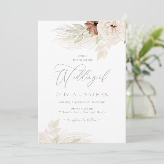 Bohemische Blumenbeige und Elfenbeinhochzeit Einladung (Stehend Vorderseite)