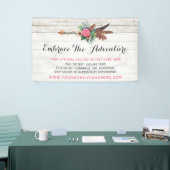 Bohemische Federbogen und Rose auf rustikalem Weiß Banner (Messeveranstaltung)