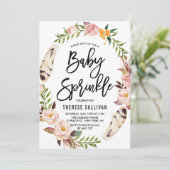 Bohemische Federn Blumenreath Pink Baby Sprinkle Einladung (Stehend Vorderseite)