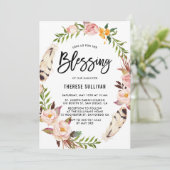 Bohemische Federn und Blumenkranz Baby Segen Einladung (Stehend Vorderseite)