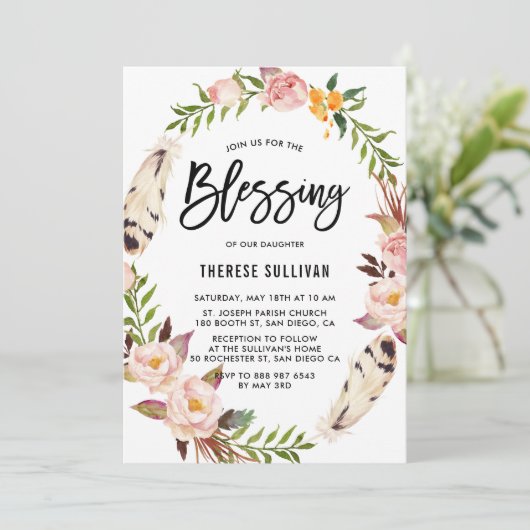 Bohemische Federn und Blumenkranz Baby Segen Einladung (Stehend Vorderseite)