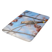 Bohemische Flügel, Vogel mit blauem Hintergrund Badematte (Schrägansicht)