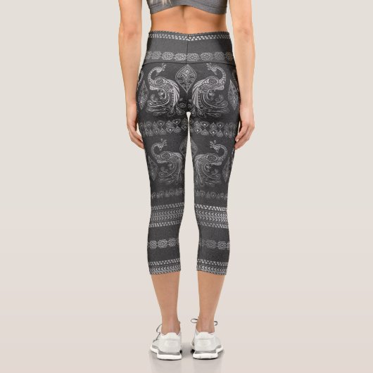 Bohemischer Pfauengrau, silber gestreift Capri Leggings (Rückseite)
