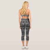 Bohemischer Pfauengrau, silber gestreift Capri Leggings (Rückseite)
