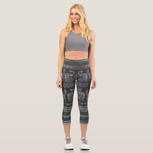 Bohemischer Pfauengrau, silber gestreift Capri Leggings (Vorderseite)
