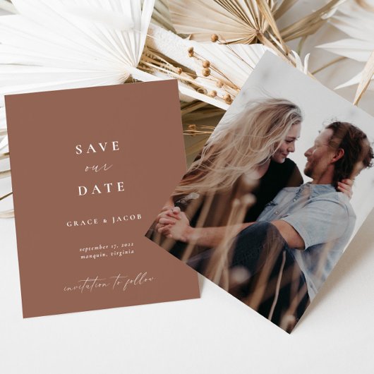 Bohemisches Dark Mauve Script-Foto Save The Date