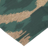 Bohemisches goldwaldgrünes Ikat-Muster Tischdecke (Schrägansicht)