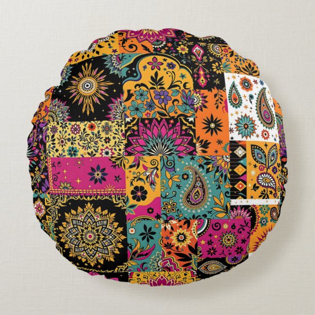 Bohemisches Patchwork Mandala und Paisley Pattern Rundes Kissen (Vorderseite)