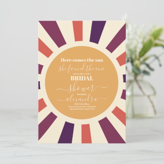 Bohemisches Retro hier kommt das Sun-Brautparty Einladung (Stehend Vorderseite)
