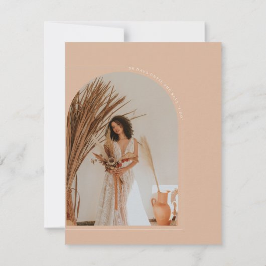 Bohemisches Tan Minimalistisch Arch Foto Brautpart Einladung (Rückseite)